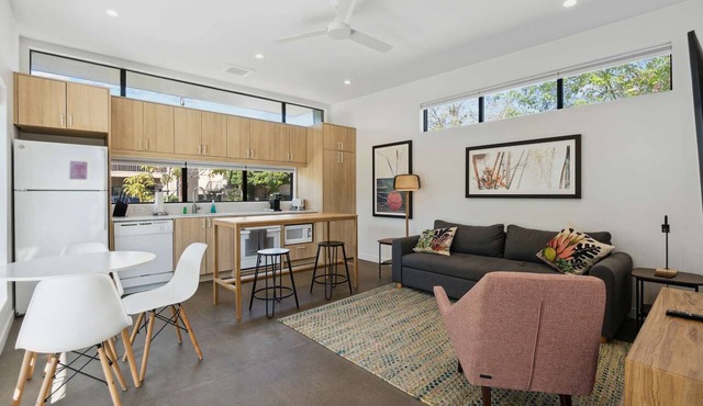 Modern 1-bedroom Apartment - 80 Walkscore!