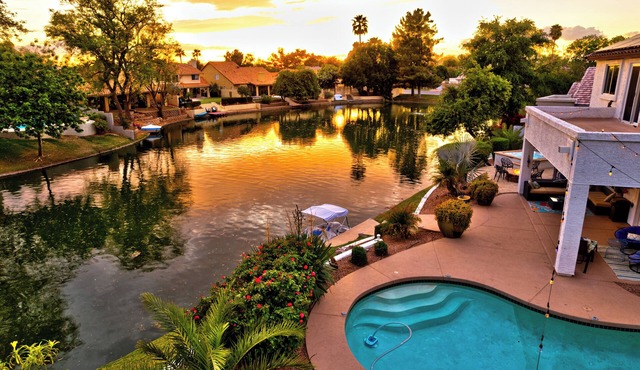 Modern 3bd2.5bth incl. misters, pool, spa, pool table, kayaks, pedal boat, bikes