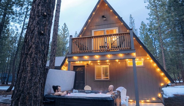 Modern A-Frame cabin w/hot tub close to Bend, Crater Lake, Mt Bachelor resort