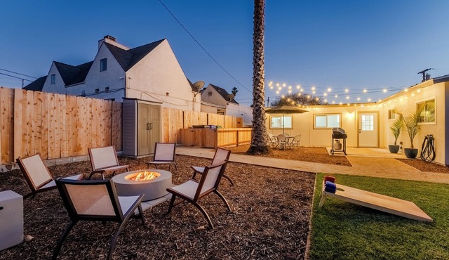Modern and central 3-bedroom house in sunny San Diego with yard and fire pit