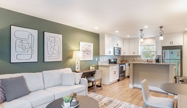 Modern Apartment in Prime Location (ID8203X92)