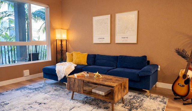 Modern Apartment w/Pool & Gym Near Disneyland