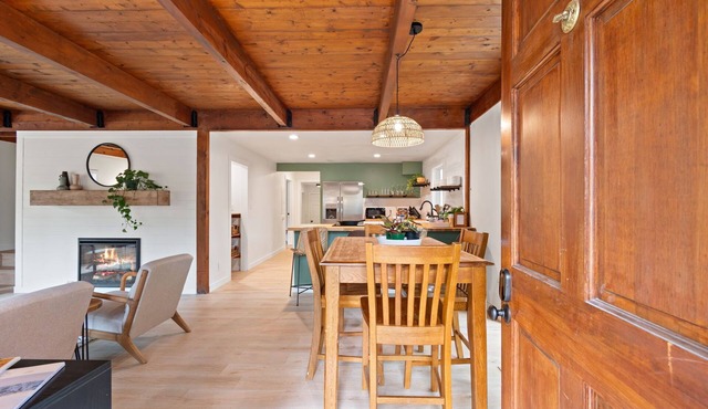 Modern & Beautiful Cabin w/Hot Tub Serene location and comfortable stay