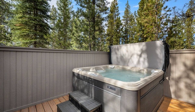 Modern Cabin, Hot Tub, Foosball Table, BBQ
