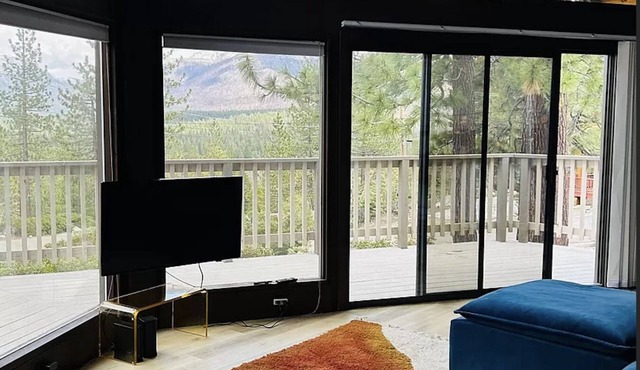 Modern Comfy Cabin in South Lake Tahoe w/a Hot Tub!