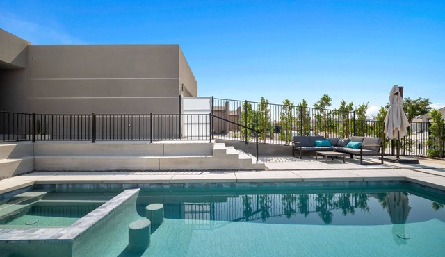 Modern Desert Oasis – Pool, Spa and Mountain Views