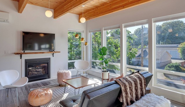 Modern Home: Fenced Yard, Pet Friendly, Office, King Bed, Extended Stays