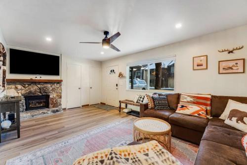 Modern home with shared hot tub pool sauna tennis & fireplace & W&D