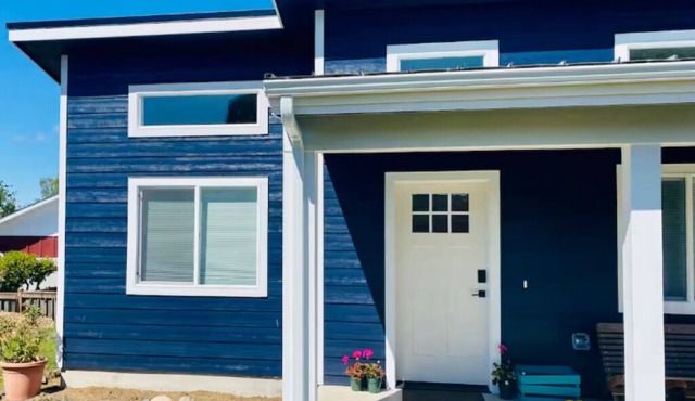 Modern & Light Filled 1-bedroom private garden cottage with AC in Anacortes
