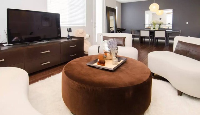 Modern LUXE 2B-2.5B townhome near downtown San Jose with AC and Peloton Bike