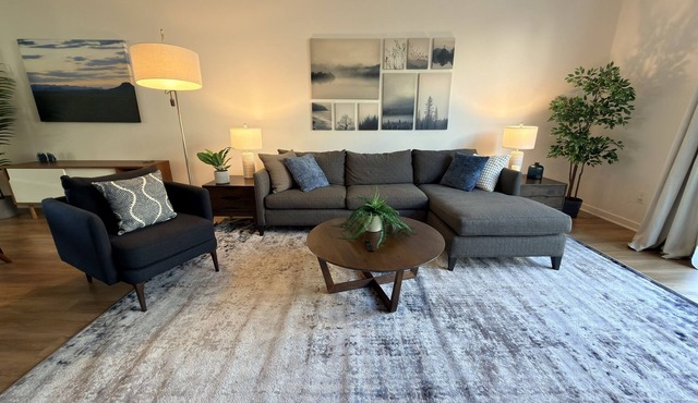 Modern Luxury Loft: Dual Master Suites & Fiber WiFi