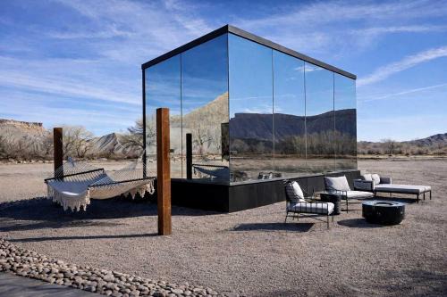Modern Mirror Cabin Retreat with Stargazing & Desert Views near Capitol Reef, Torrey Utah