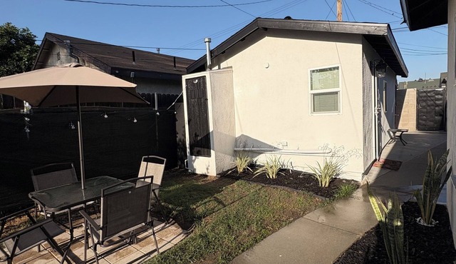 Modern Studio Casita w/Full Kitchen & Patio
