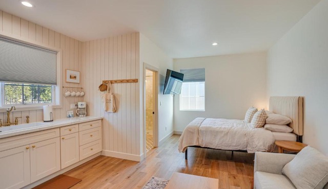 Modern Studio in Bend ~ 3 Mi to Sunriver Resort!