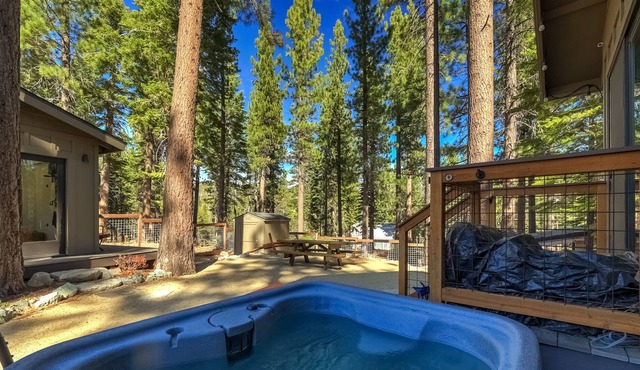 Mountain Pine Memories - 5-Star, Pets, Hot tub, WFH office