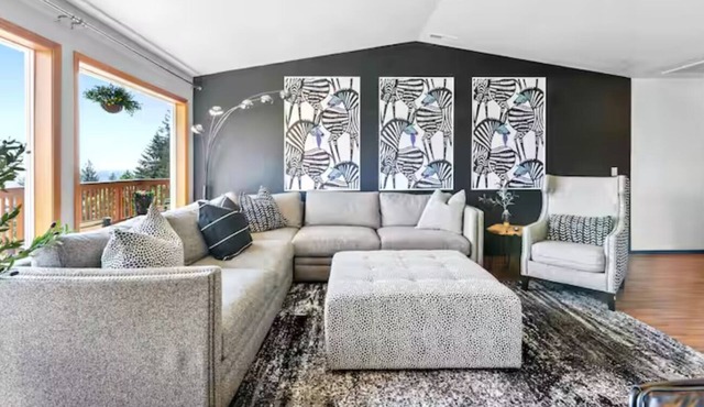 Mountain & River View ‧ Spacious ‧ Modern Home!