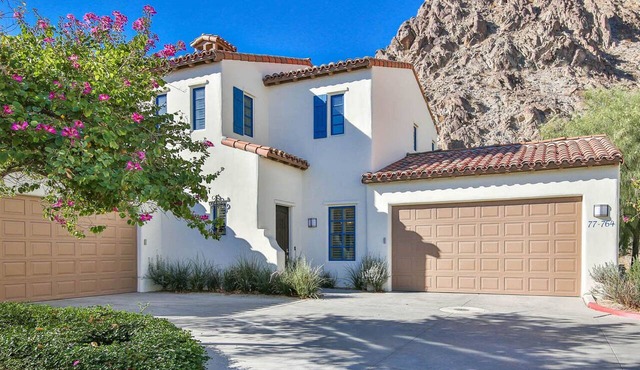 Mountain View! Luxurious 2-Story Townhome, Private Patio, Pet Friendly, 2-Car Garage! (T64)