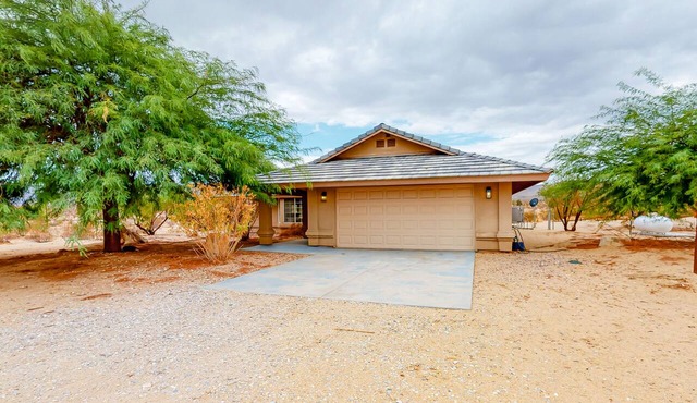 Mountain-view desert retreat with central AC, lanai, & washer/dryer