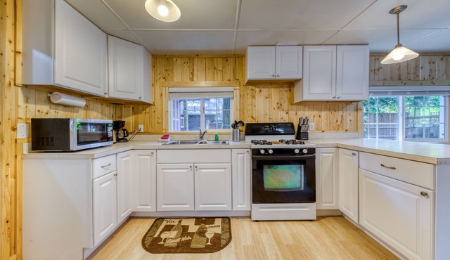 Mt. Hood cabin in the woods with wood stove & streaming - dog-friendly