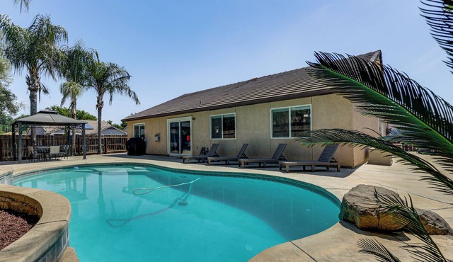 Mtn Retreat 3 Mi to Dtwn Visalia w/Poolside BBQ