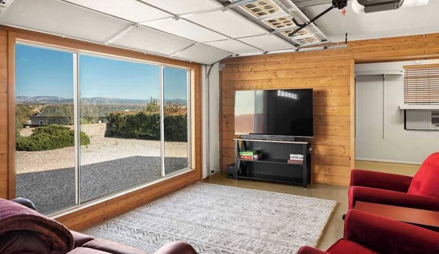 Myrinn - Game Room & Desert Views | Near Jerome