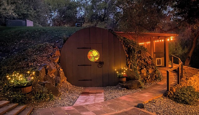 Myrinn- Hobbit House on Oak Creek, Hot Tub & Patio