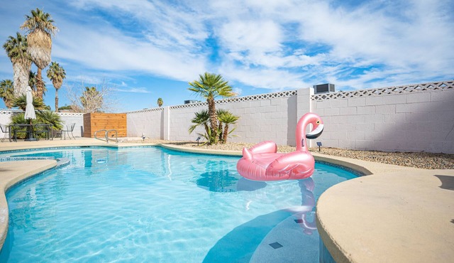 Near Las Vegas Strip House w/ beautiful Pool, Jacuzzi, BBQ, large TVs