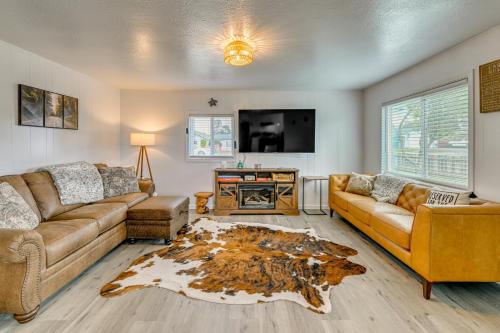 Near Ocean & Redwood National Park! Home w/Yard