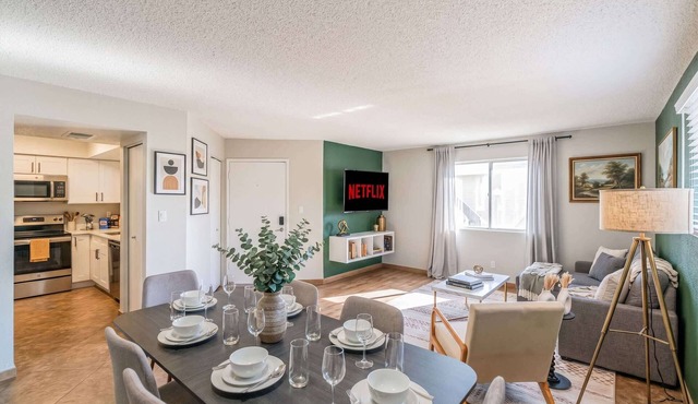 Near Old Town | Pool+Gym+Balcony+Parking+WiFi+WD
