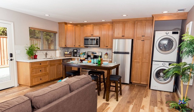 NEW 1 BEDROOM PRIVATE EXECUTIVE APARTMENT / DUPLEX NEAR LIGHT RAIL, RESTAURANTS