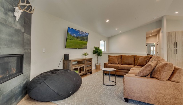 NEW! AC, Hot Tub, Grill, Newly Built, Open Floor Plan, Wifi, 3 of 6 – Emerald Bay Oasis