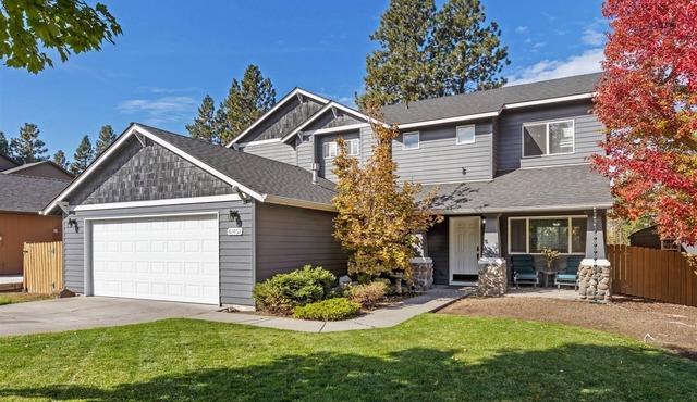 New! Beautiful 5 Bedroom Retreat | Hot Tub | Backyard
