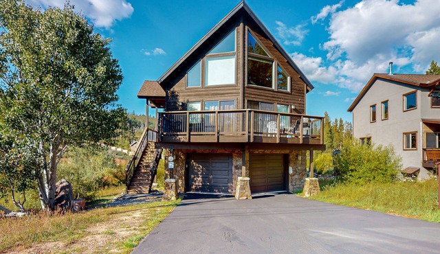 New-build chalet on seasonal creek with mountain-view & hot tub - near trails