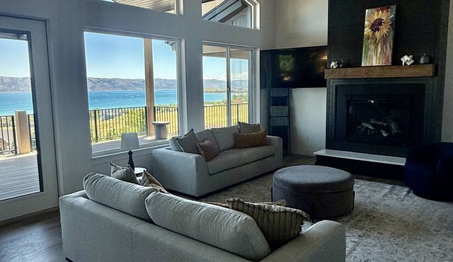 New Custom Home w/6 King Beds Hot Tub -Huge Deck Amazing Lake Views- Sleeps 50