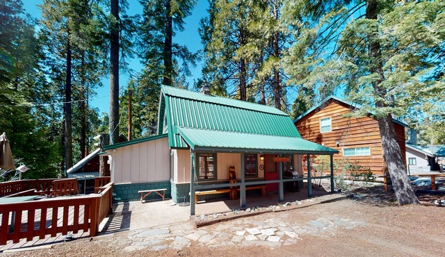 New listing! Rustic cabin in Shaver Lake w/free WiFi/full kitchen - near beach!
