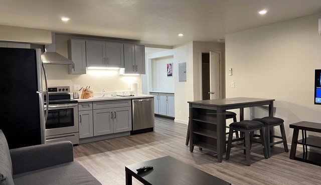 New Luxury 2-Bedroom Apt Near Lake Merritt with AC