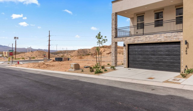 New Luxury Townhome Near Golf, Trails & Casinos Sleeps 8 in charming Mesquite