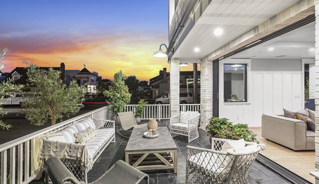 New Modern Beach House on Balboa Island with huge rooftop deck and massive spa!
