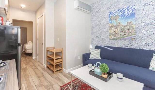 New Sunny Chic Apt 3 Blocks to All. Parking, Cable