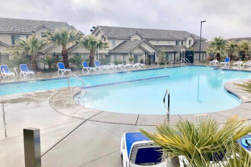 Newly Remodeled Family Townhome with Bunkroom and Heated Pool
