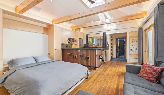 Newly Renno'd Modern Studio in downtown Corvallis, Walk to OSU! by The Tachibana