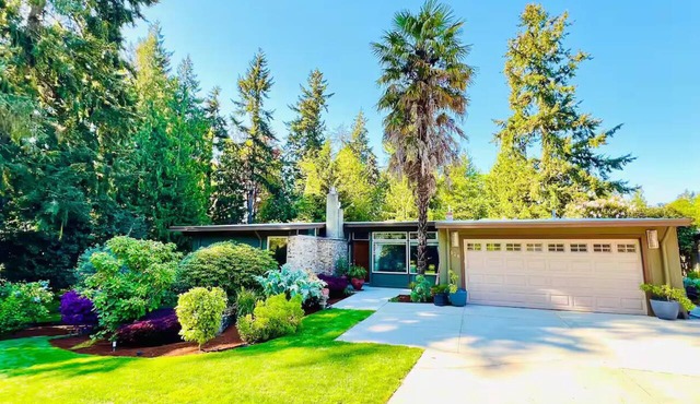 Northwest Elegance – Modern Retreat in Normandy Park