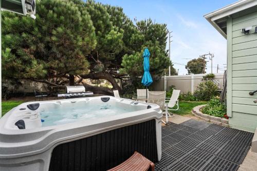 O-Side Beach Bungalow with Jaccuzi Blocks to beach