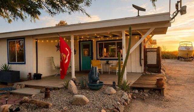 Oasis Ranch: Desert retreat with art, stargazing, spa w/plunge & serenity.
