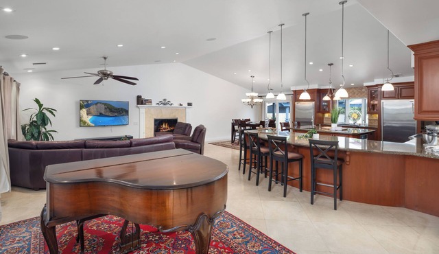 OC Getaway 6 Miles to Disneyland 5 Bedroom 3 bath with a Pool