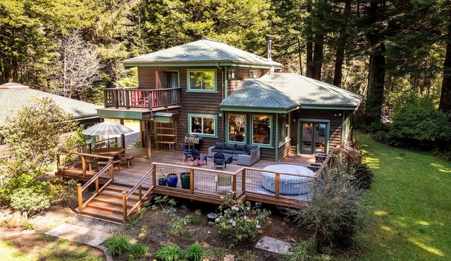 🌲🌊 Ocean Forest Retreat – Beautiful Redwood Home w/expansive deck near Moonstone Beach
