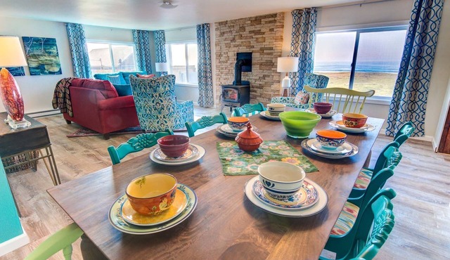 Ocean Front Home On A Quiet Beach Near Yachats! Hot tub!