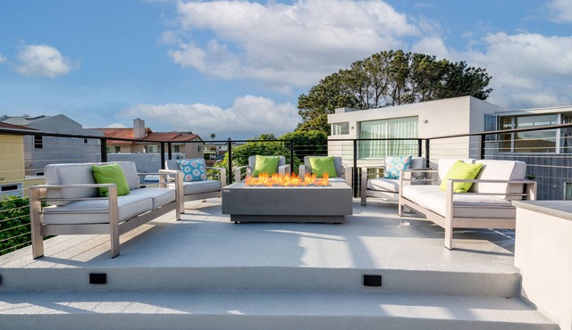Ocean View Rooftop Deck + Walk to Beach