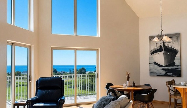 Ocean Vista Getaway Walk to Beach, Marina, Lighthouse & Brewery, Sleeps 8