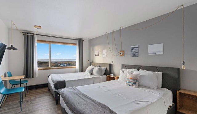 Oceanfront Accommodations! Indoor Pool and Sauna, Pets Allowed, Free Parking! in Long Beach